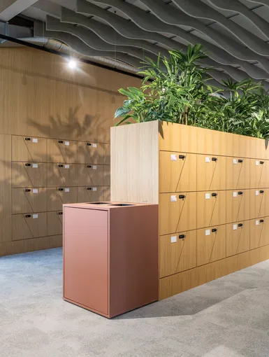 Locker mit Pflanzenkübel.