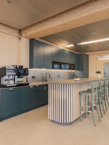 Kaffeetheke mit Hochstühlen