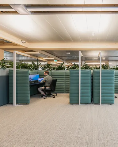 Halboffene Zone mit Arbeitsplätzen