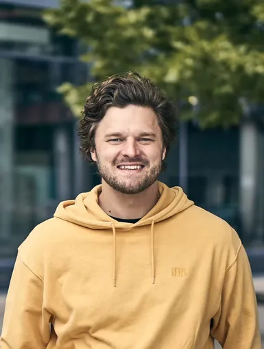 Lachende Person mit Hode