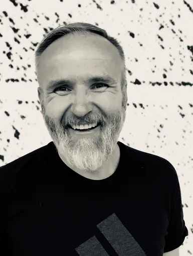 Lachende Person mit adidas Logo