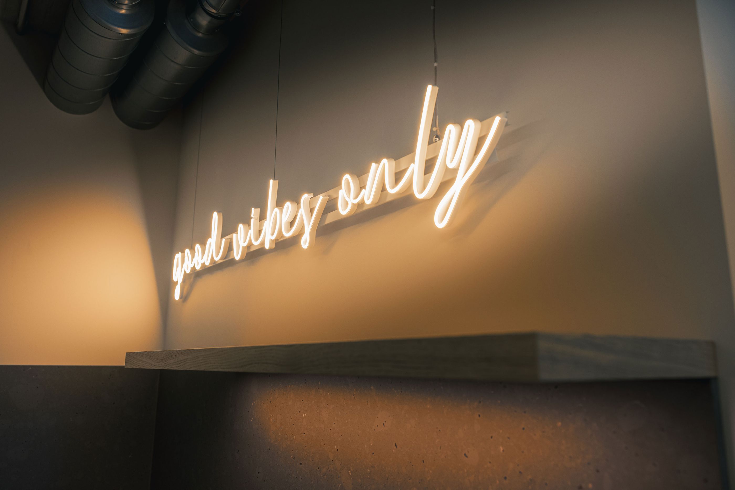 Kleiner Meetingraum mit Holztisch, blauen Stühlen und dekorativer Vase.