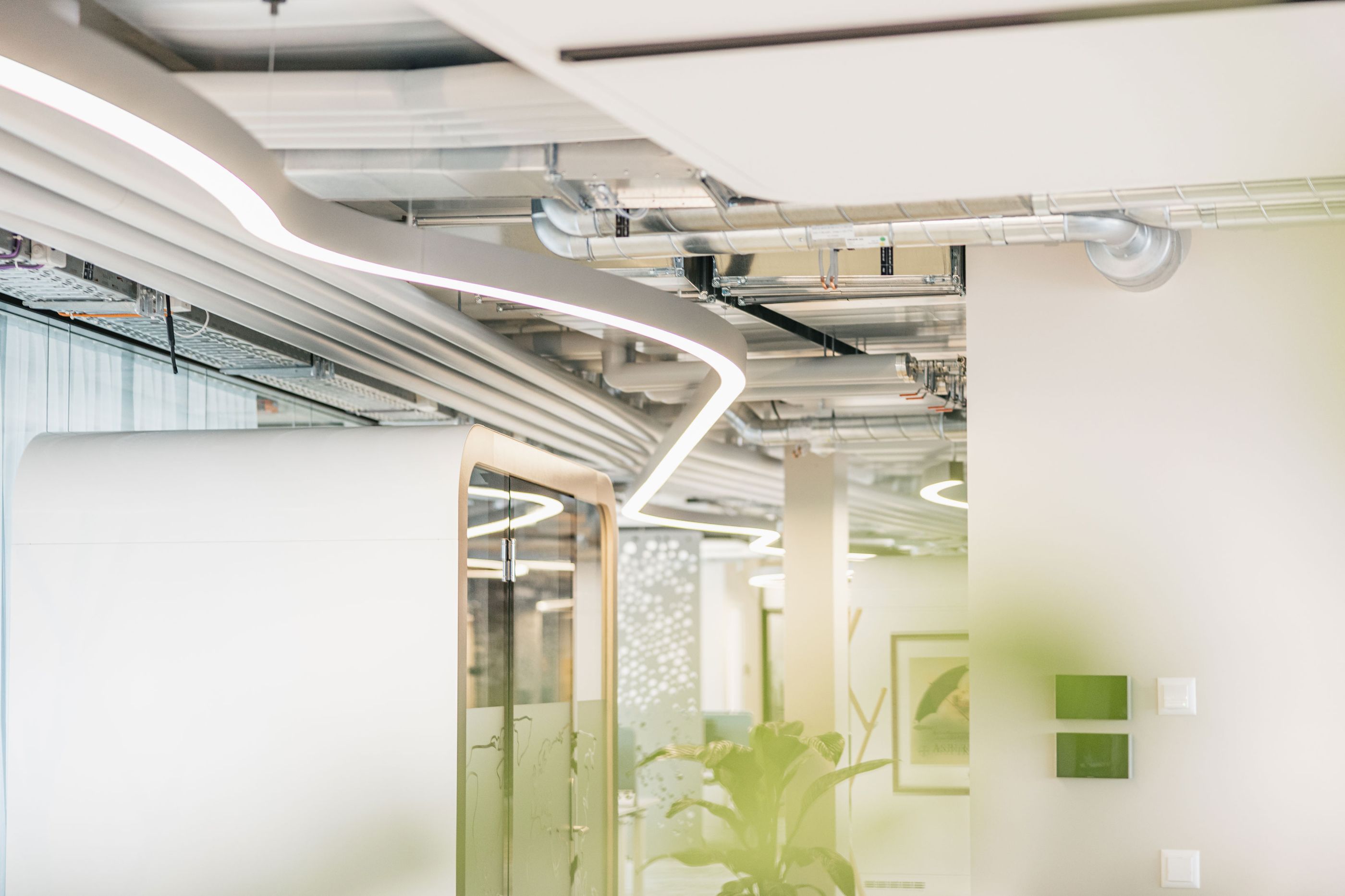 Neon-Schriftzug ‚good vibes only‘ an einer warm beleuchteten Wand.