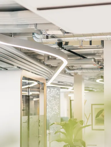 Neon-Schriftzug ‚good vibes only‘ an einer warm beleuchteten Wand.