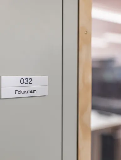 Türschild mit Raumbezeichnung „032 Fokusraum“.