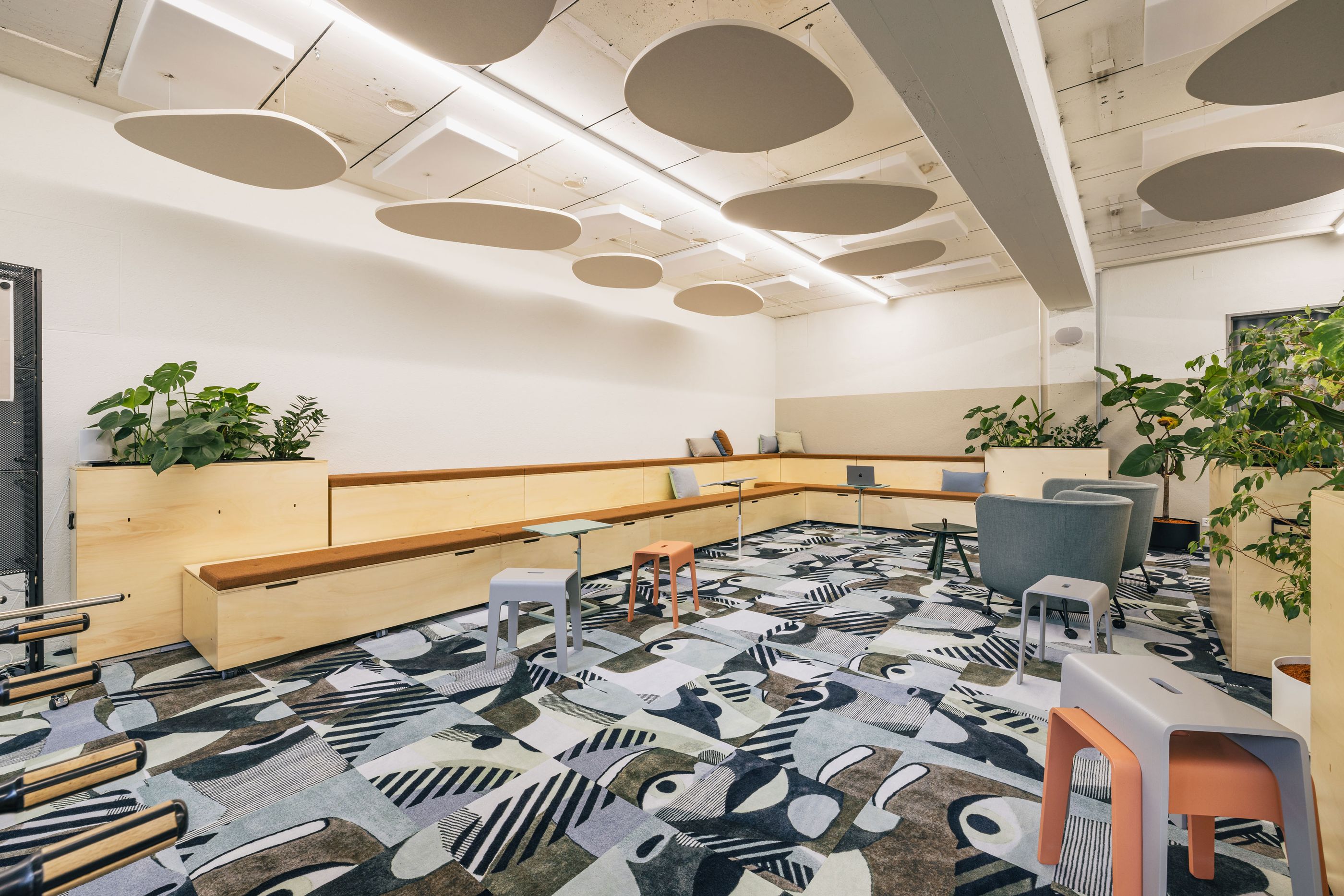 Modernes Open-Space Büro mit hellen Möbeln und kreativem Teppichdesign
