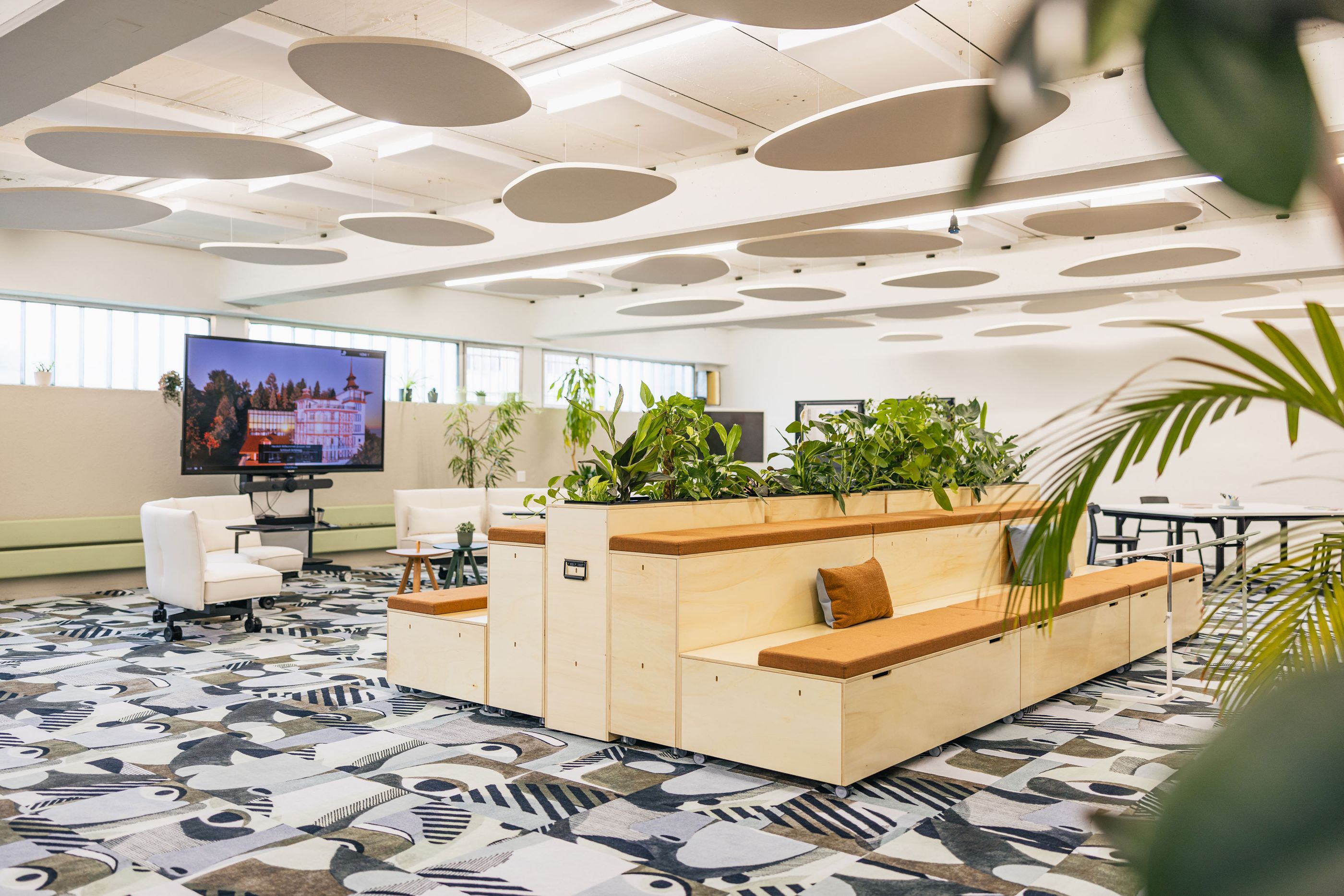 Modernes Open-Space Büro mit hellen Möbeln und kreativem Teppichdesign