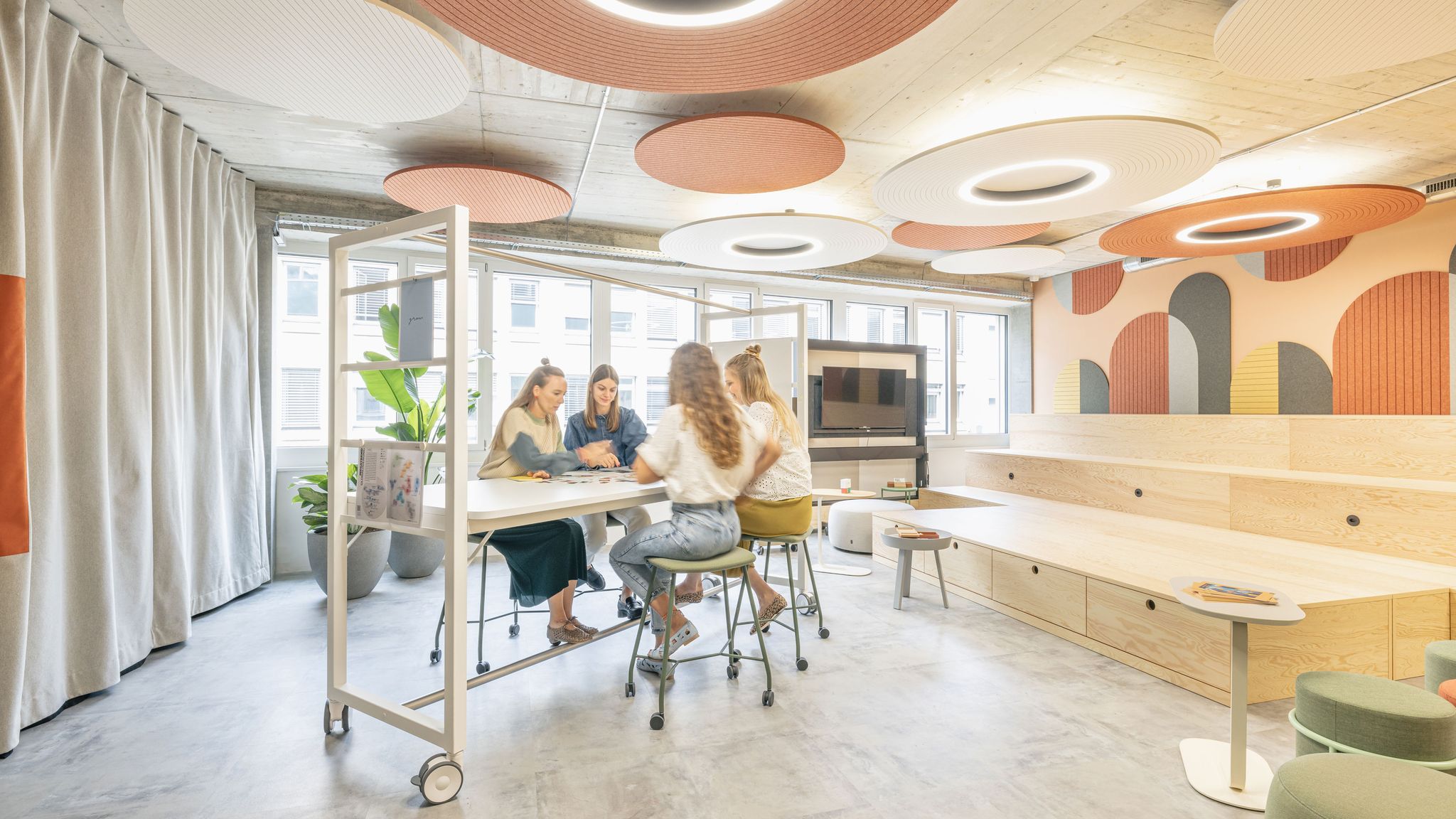 Meeting-Spot mit Holz-Hochtisch und Barhockern. Minimalistisch und kommunikativ.