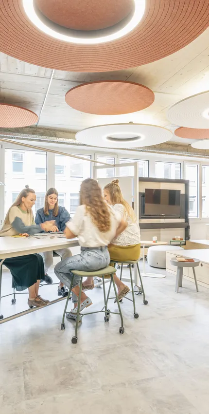 Meeting-Spot mit Holz-Hochtisch und Barhockern. Minimalistisch und kommunikativ.