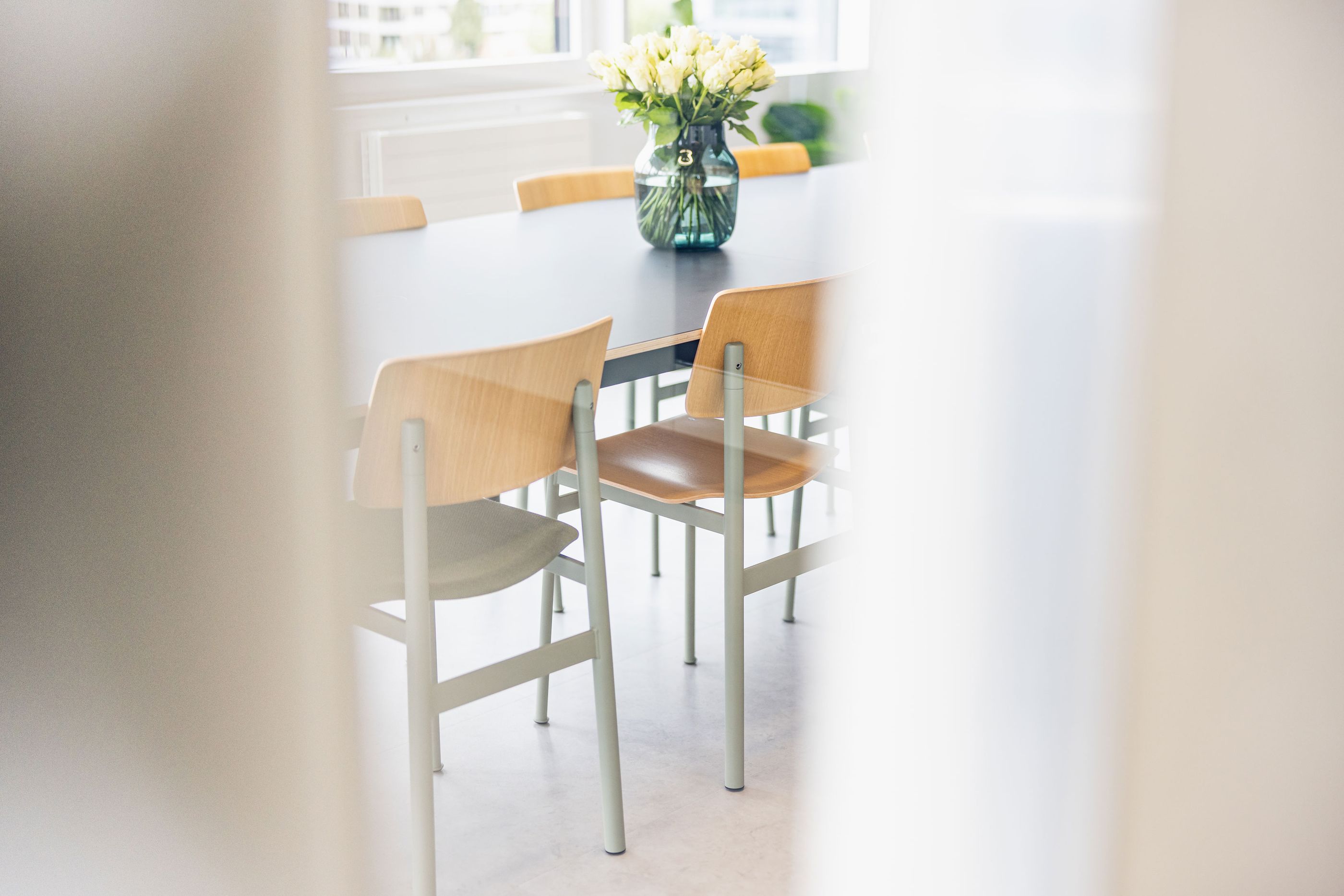 Blick auf Stühle im Hintergrund