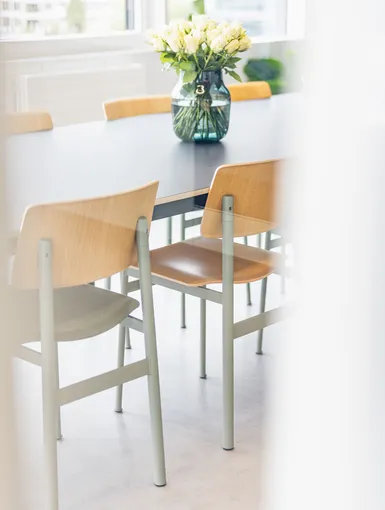 Blick auf Stühle im Hintergrund