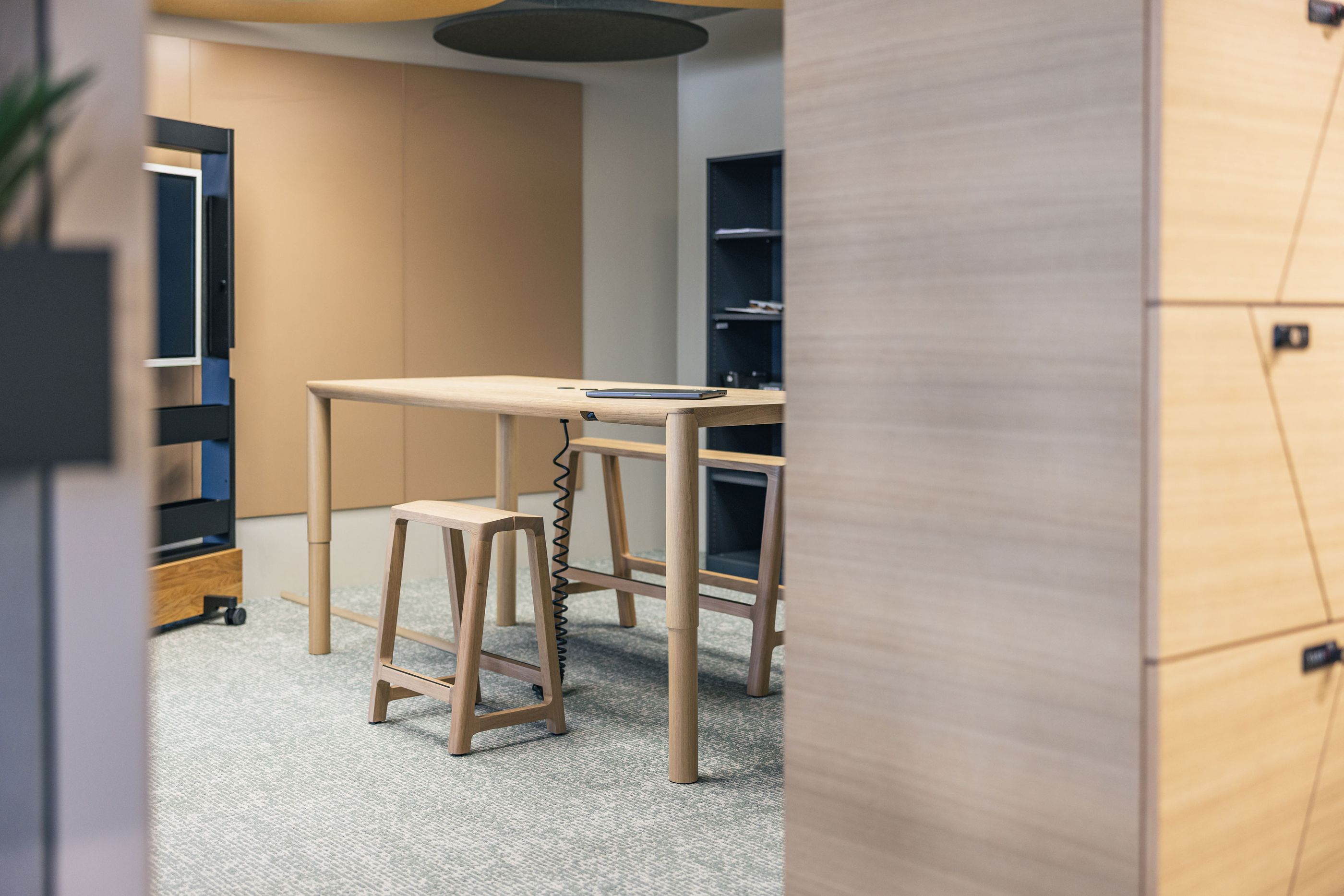 Flexibler Meetingbereich mit mobilen Whiteboards und Pflanzen