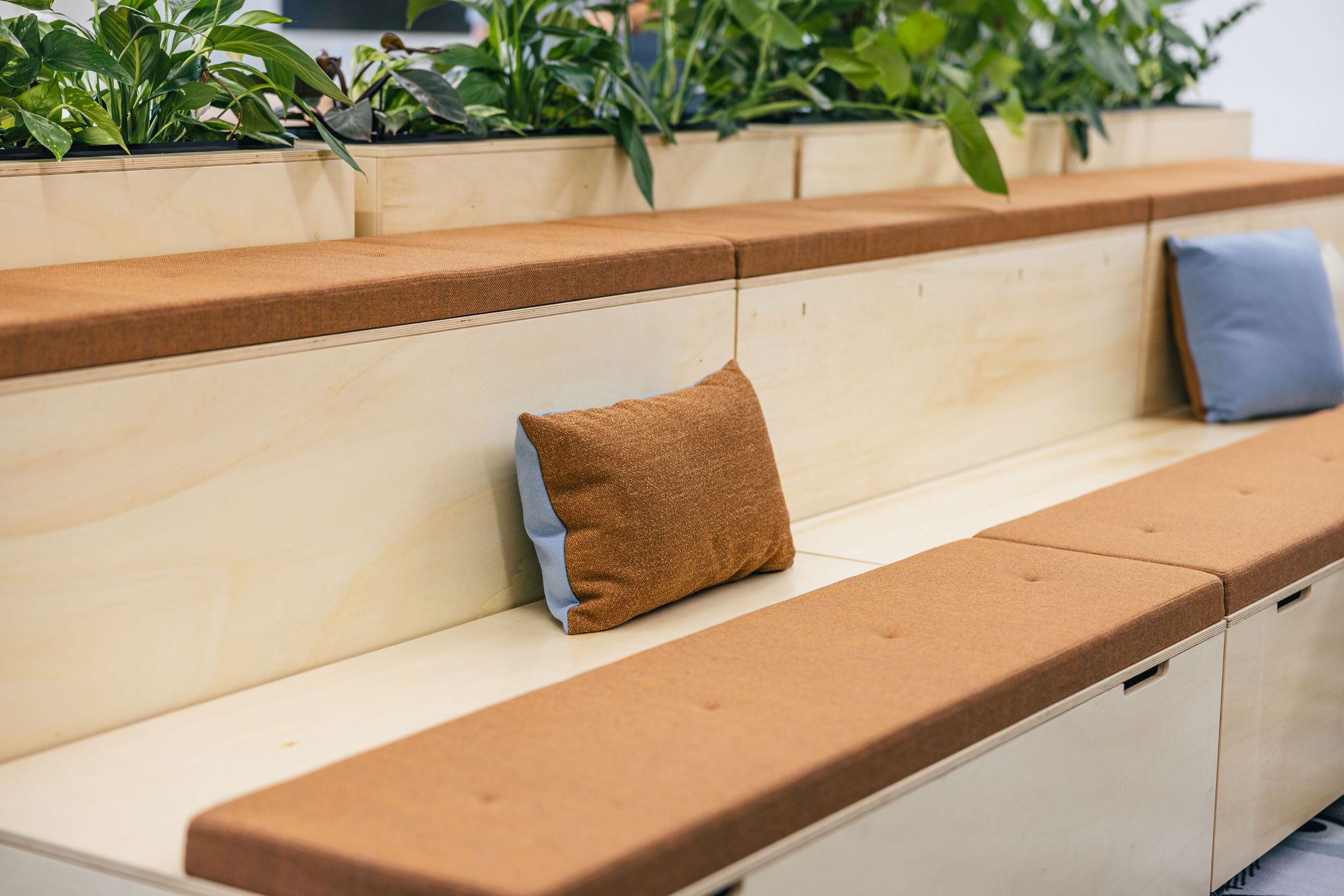 Holzsitzbank mit Zierkissen