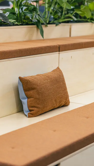 Holzsitzbank mit Zierkissen