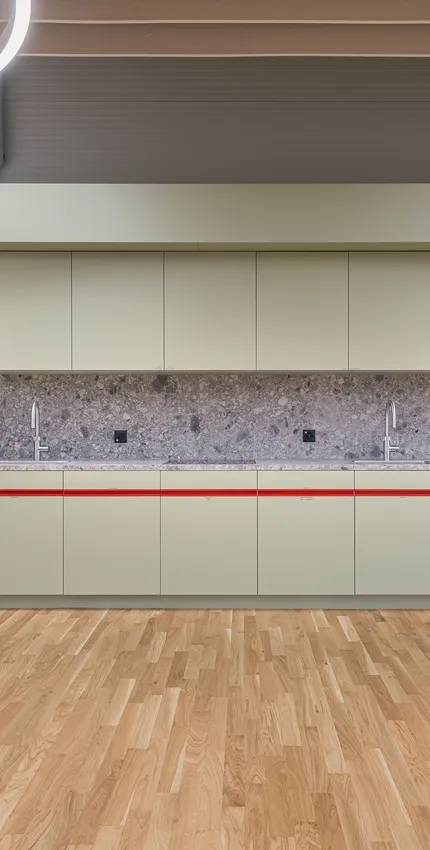 Küchenzeile Grossformat mit rotem Element.