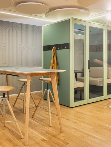 Besprechungsbox mit Hochtisch.