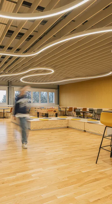 Cafeteria mit Menschen.