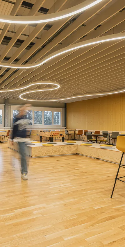 Cafeteria mit Menschen.