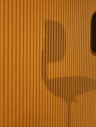 Schattenspiel mit Drehstuhl.