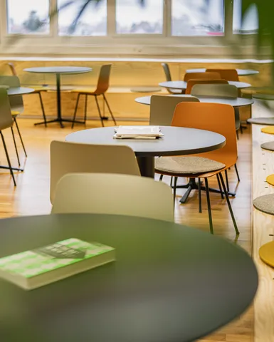 Cafeteria mit Stühlen.