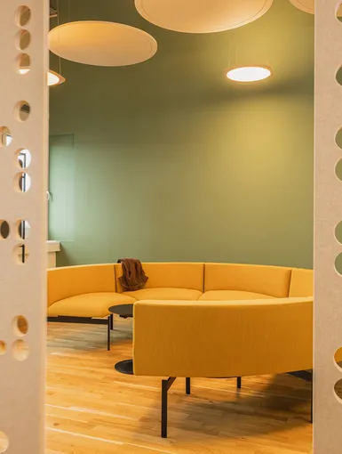 Loungebereich mit Akustikwand