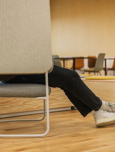 Rückzugssessel mit Mann sitzend.