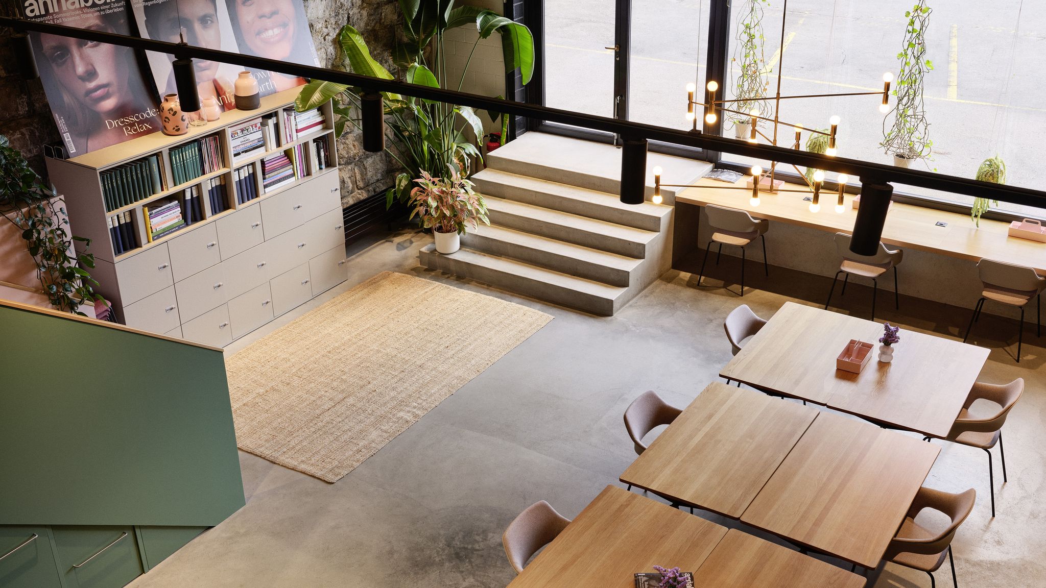 Meetingbereich von der Galerie aus fotografiert mit Fensterfront im Hintegrrund