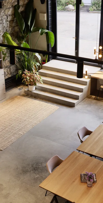 Meetingbereich von der Galerie aus fotografiert mit Fensterfront im Hintegrrund