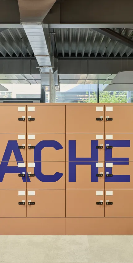Locker Frontansicht mit Schriftzug.