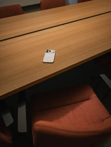 Sitzungstisch mit Handy auf dem Tisch und Stuhl