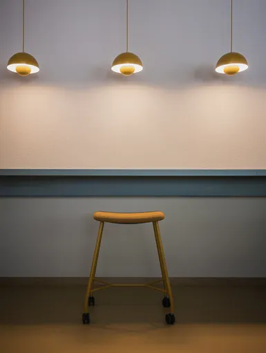 Nahaufnahme Hochtisch mit Lampen