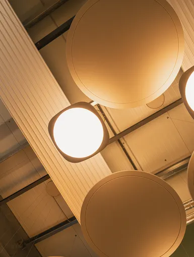 Deckenaufnahme der Hängeleuchten.