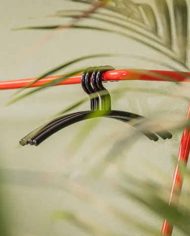 Garderobe mit Bügel.