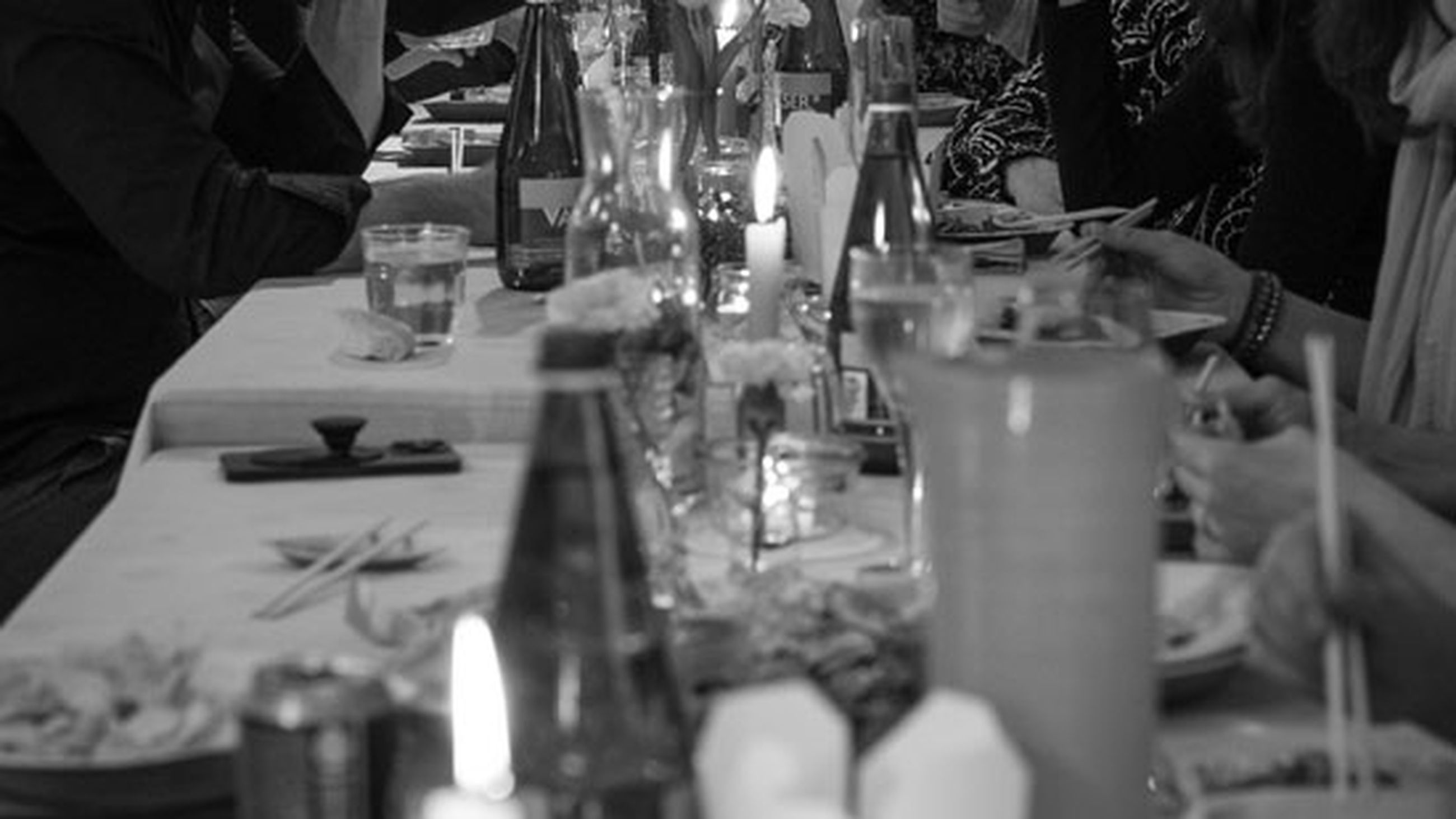 Menschen an einer langen Tafel schwarz weiss