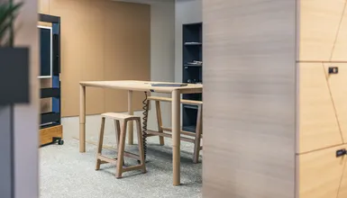 Flexibler Meetingbereich mit mobilen Whiteboards und Pflanzen