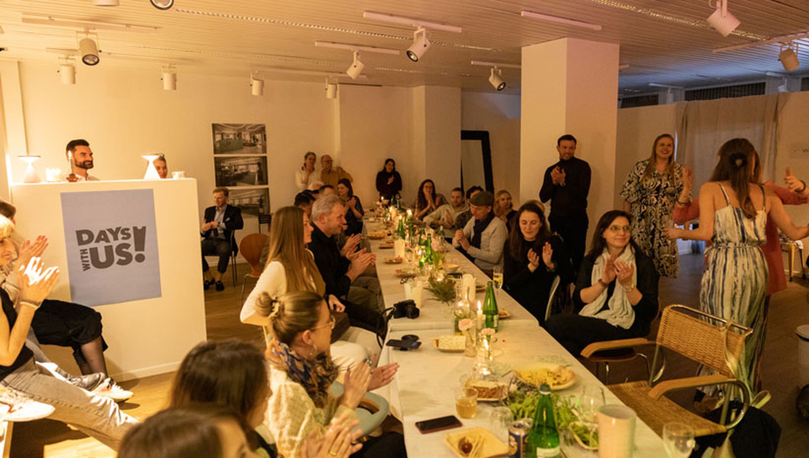 Menschen an einer langen Tafel.