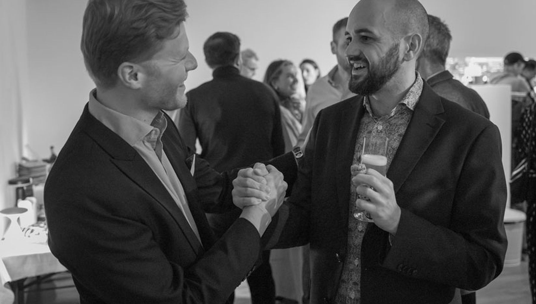Zei Männer geben sich einen Handschlag.