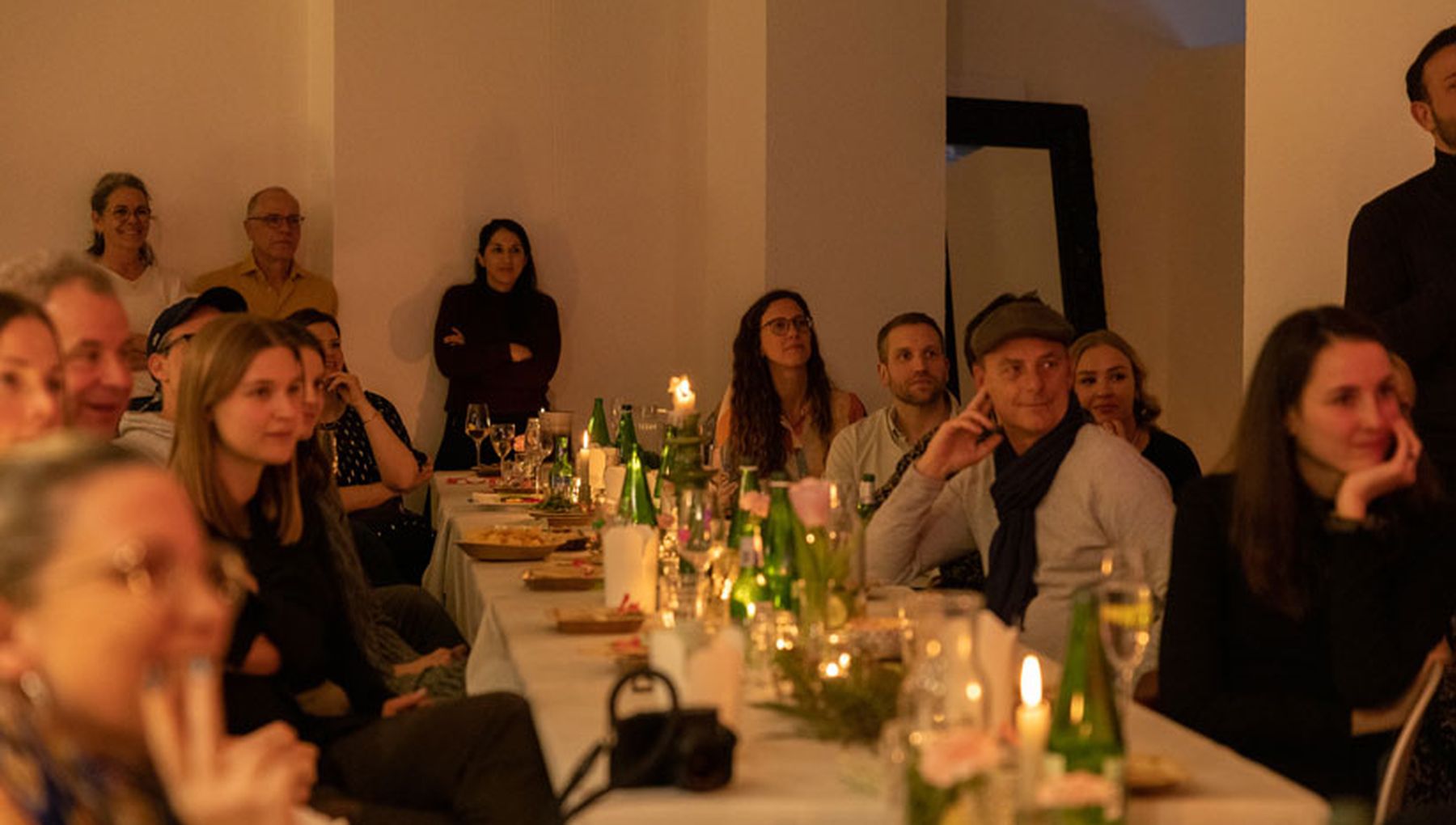 Menschen an einer Tafel mit Aufmerksamkeit in dieselbe Richtung.