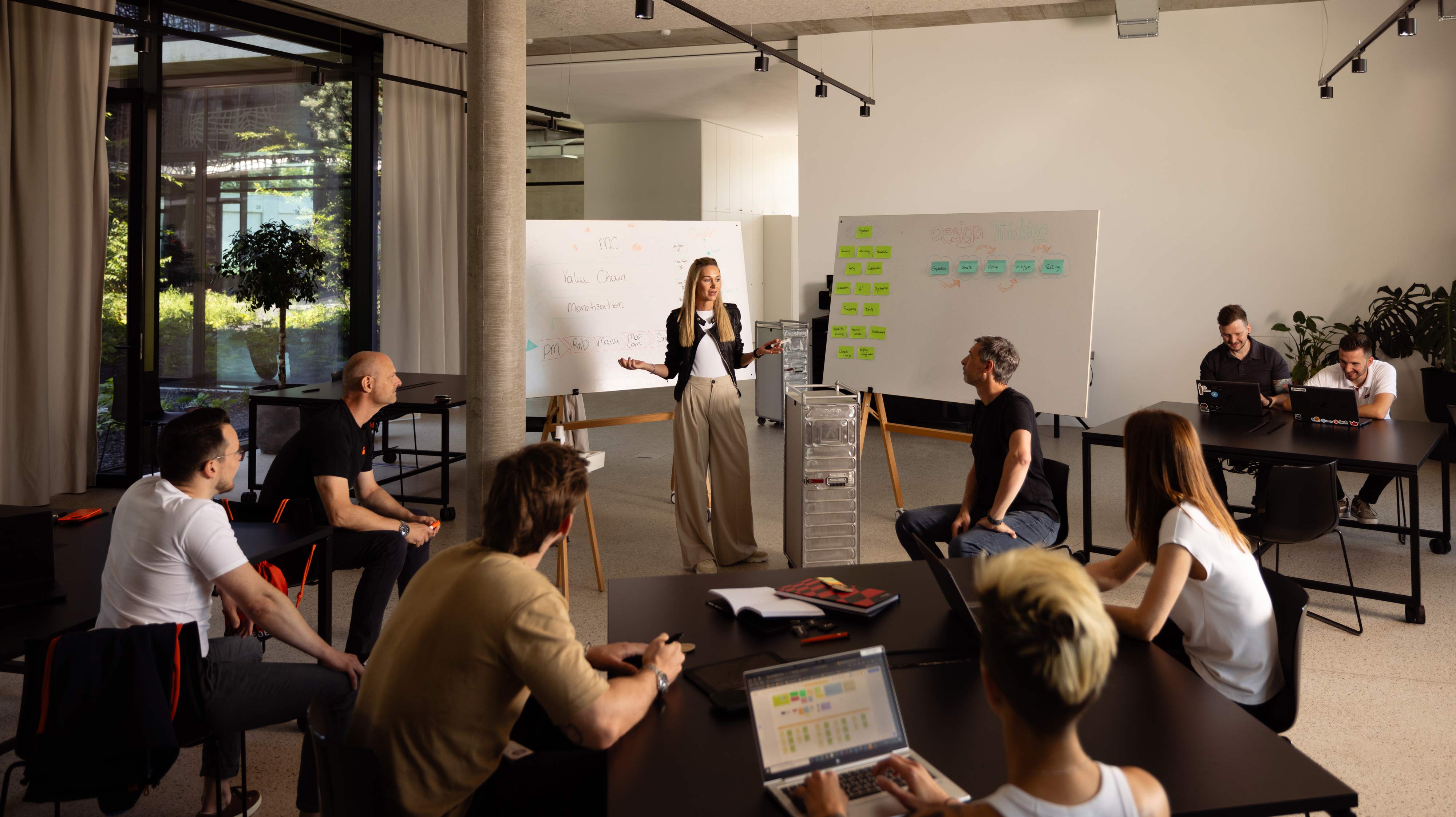 Mitarbeiter sitzen in der Runde und diskutieren über Trends und mögliche neue Services