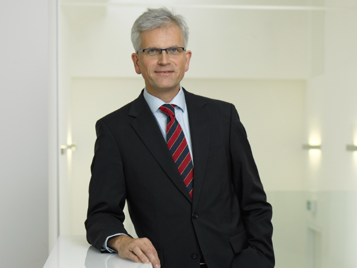 https://a.storyblok.com/f/287956/640x480/4a27ec370d/bernhard-peham.png