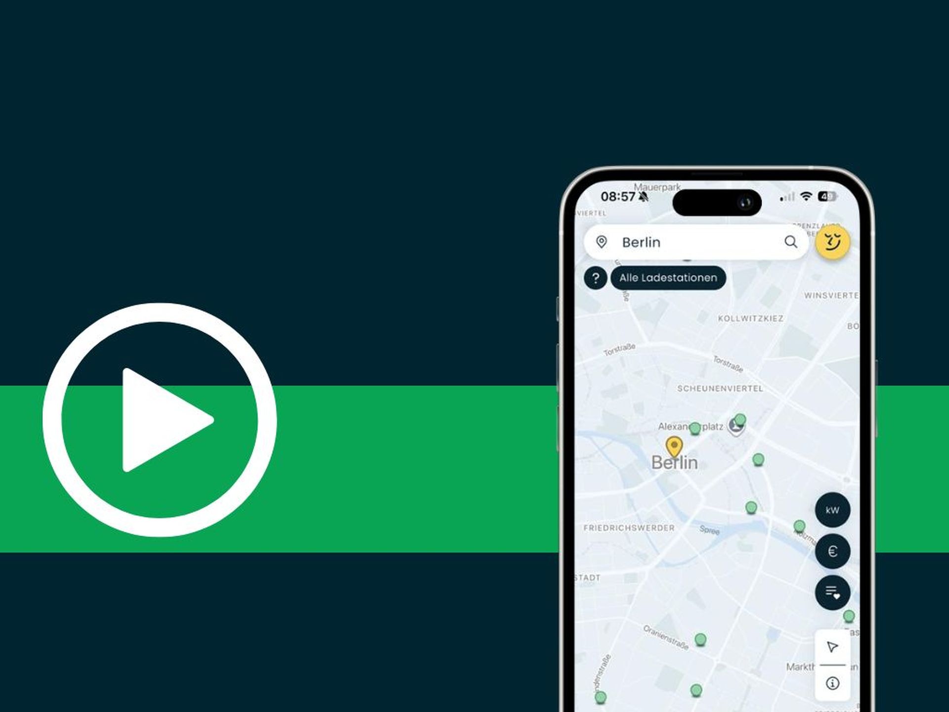 Smartphone mit einer Karte von Berlin, auf der Ladestationen für Elektrofahrzeuge angezeigt werden, neben einem großen weißen Wiedergabesymbol auf einem grünen Streifen.