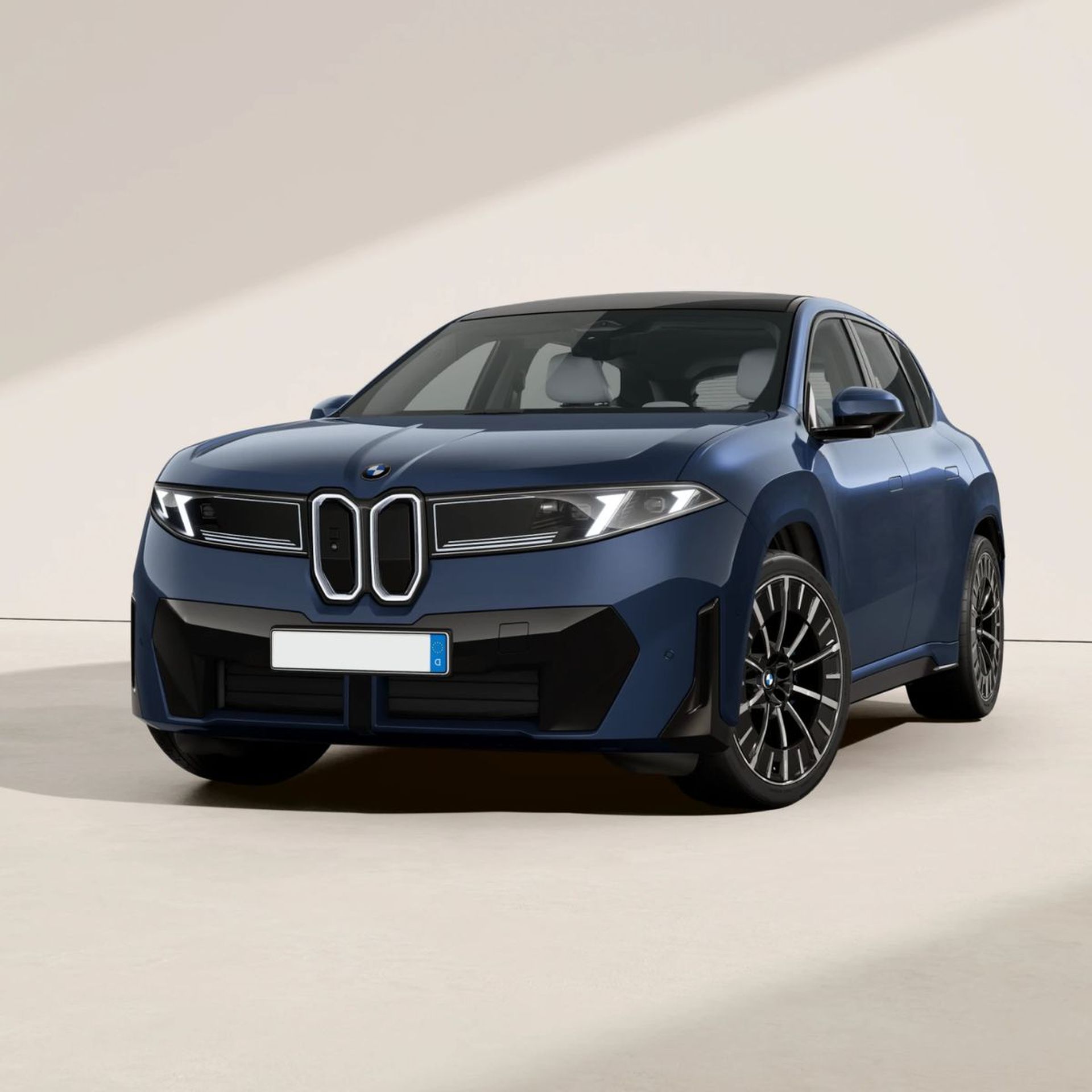 Dunkelblauer vollelektrischer BMW iX3 auf weißem Hintergrund.