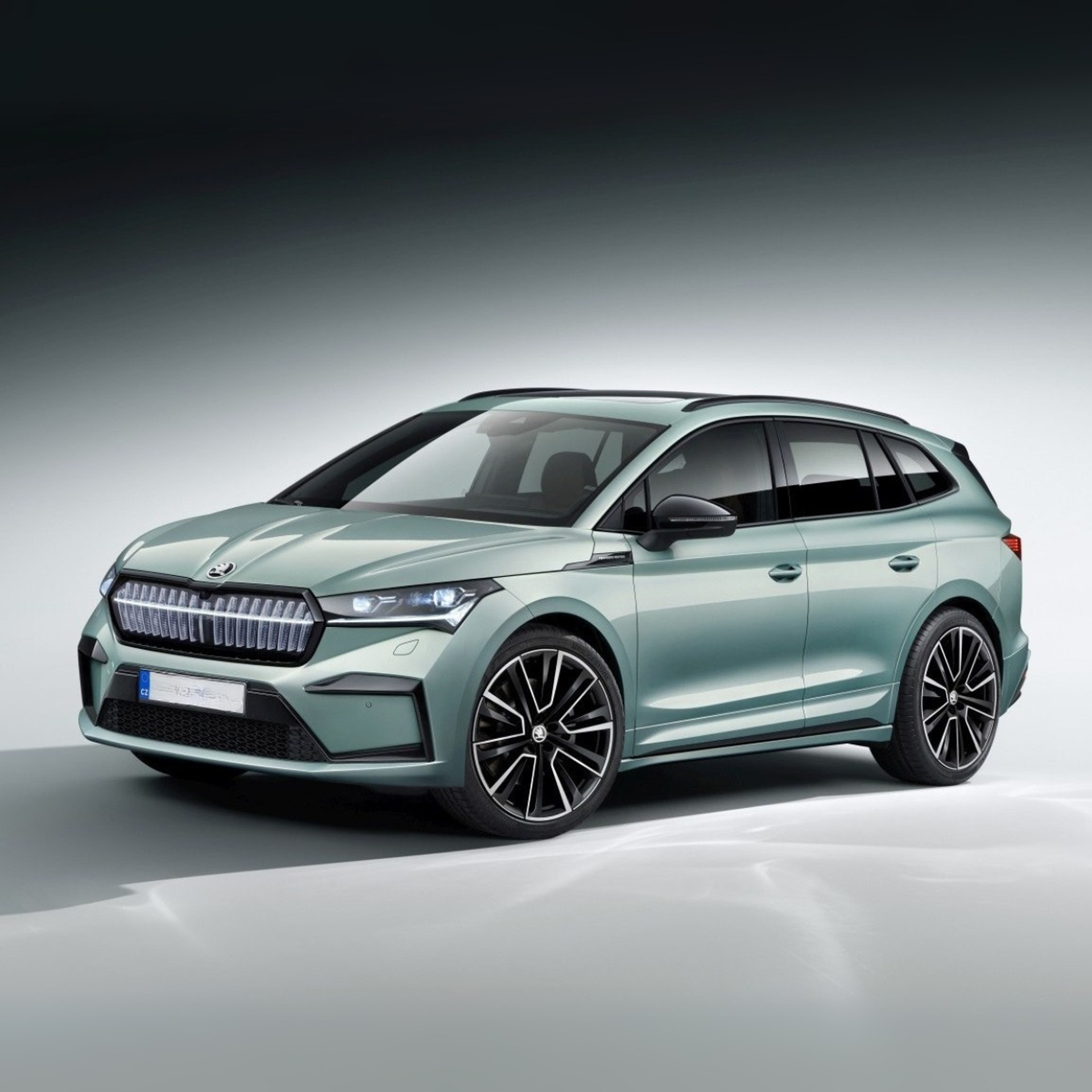 Farbiger SUV von Skoda steht auf einem hellen Untergrund.