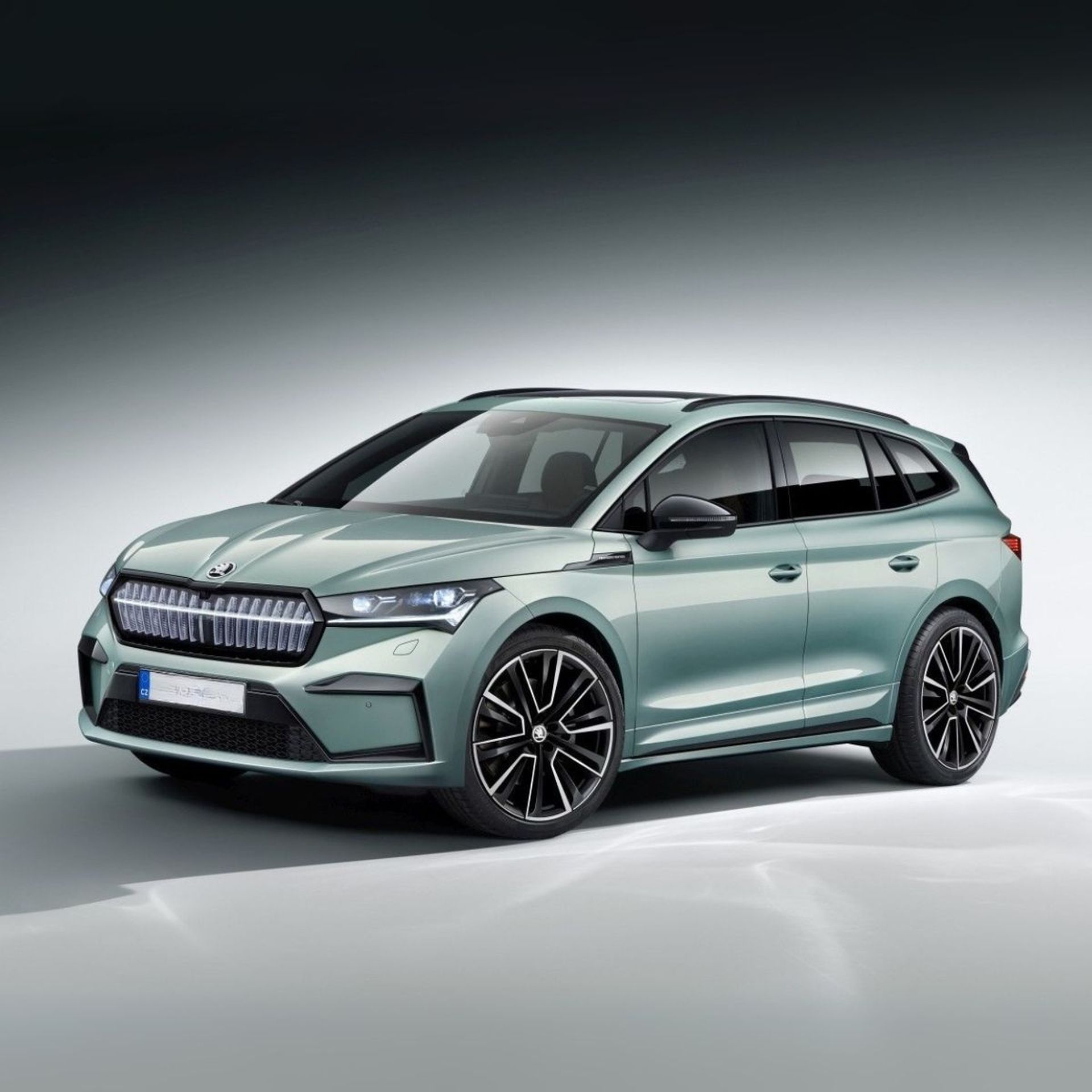 Neues Modell des vollelektrischen Skoda Enyaq in der Seitenansicht.