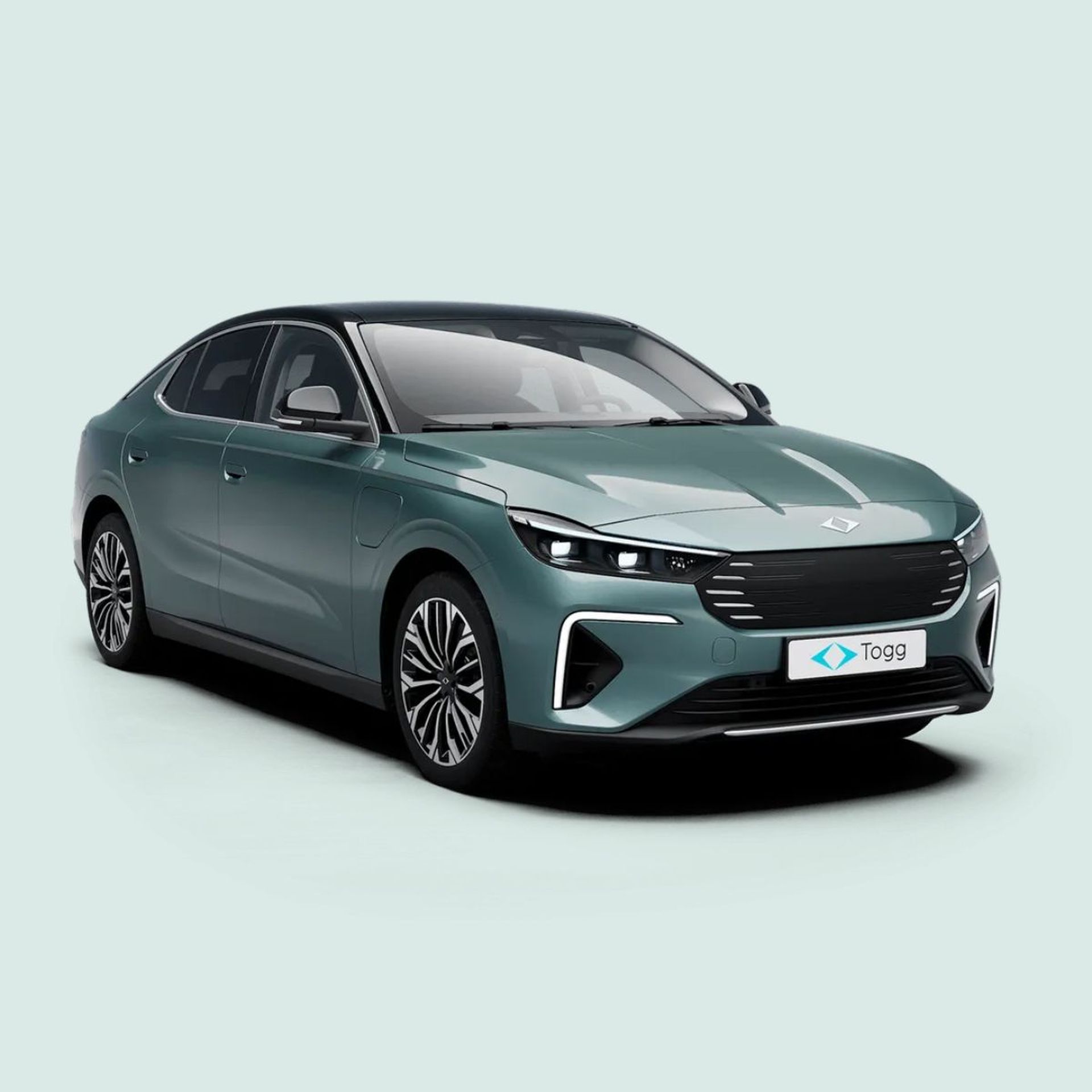 Elektroauto der Marke Togg ist auf grünem Hintergrund zu sehen.