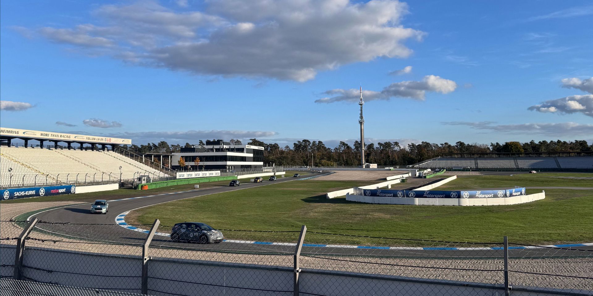 Autos fahren auf der Rennstrecke am Hockenheimring.