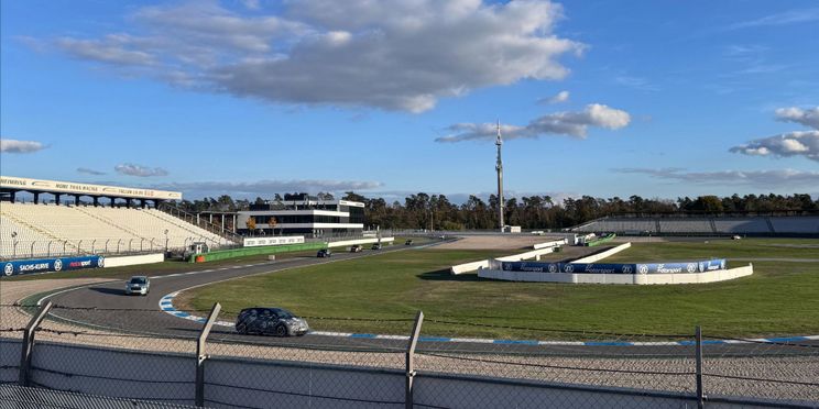 Autos fahren auf der Rennstrecke am Hockenheimring.