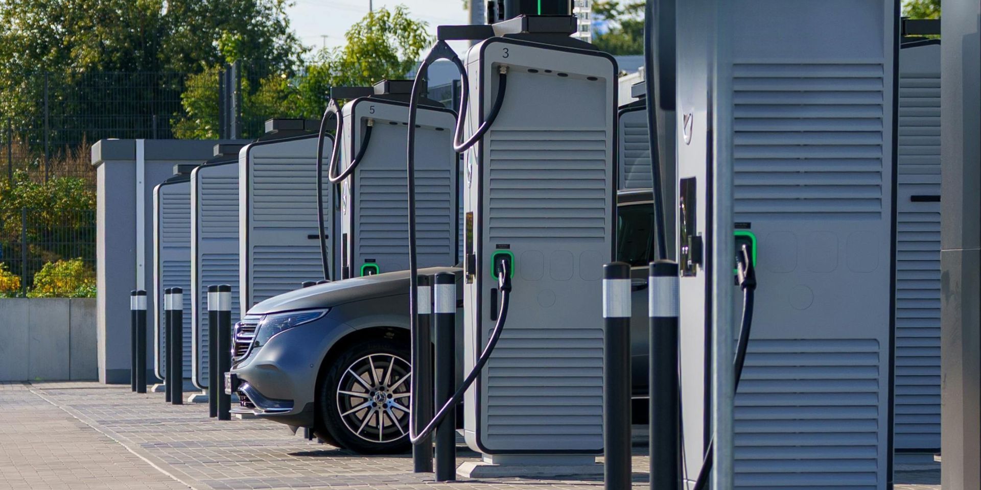 Elektroauto lädt in einem modernen Ladepark mit vielen Schnellladesäulen