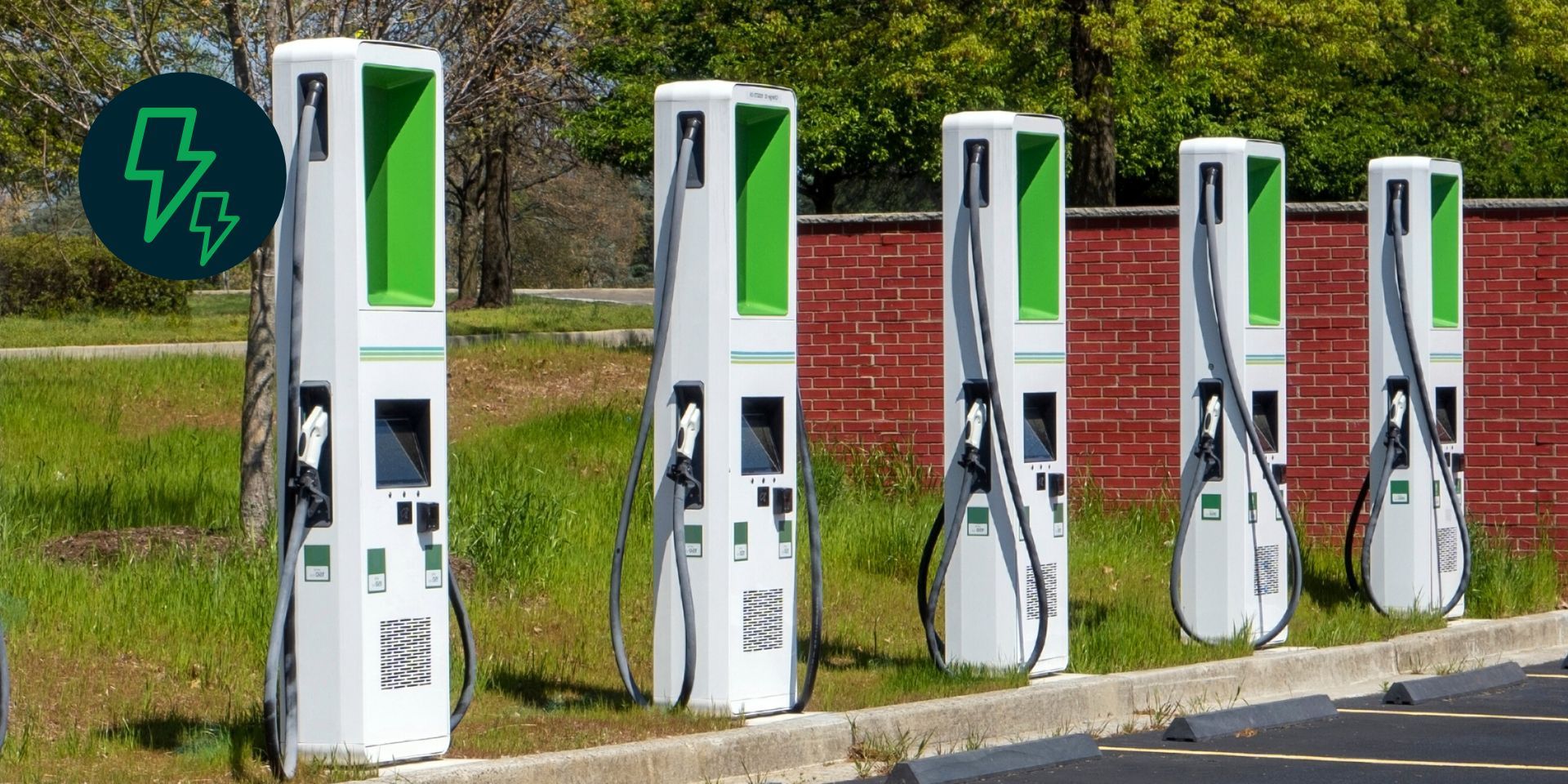 Viele freie Ladestationen mit hoher Ladegeschwindigkeit stehen nebeneinander und bilden Lademöglichkeiten für e-Autos.