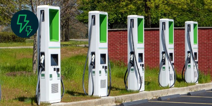 Viele freie Ladestationen mit hoher Ladegeschwindigkeit stehen nebeneinander und bilden Lademöglichkeiten für e-Autos.